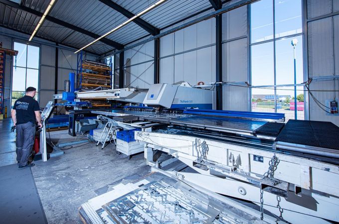 CNC punching and nibbling machine Trumpf TruPunch 5000 R automated (incl. thread forming as well as small bending; with a working length / width of 4,000 x 1,500 mm; material thickness in aluminium, steel and stainless steel up to 6 - 8 mm)